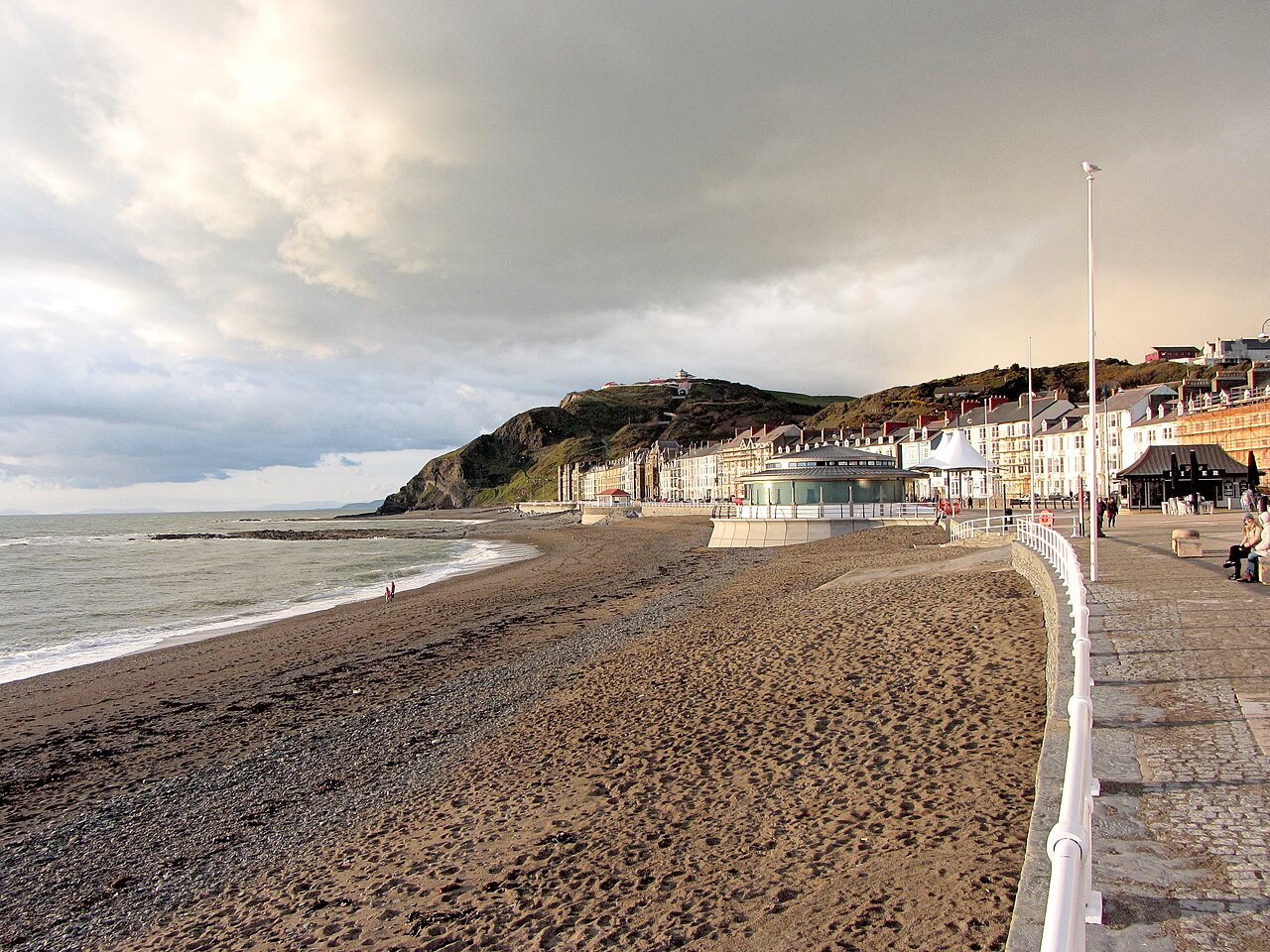Aberystwyth beach and seafront by Gareth James, CC BY-SA 2.0, via Wikimedia Commons